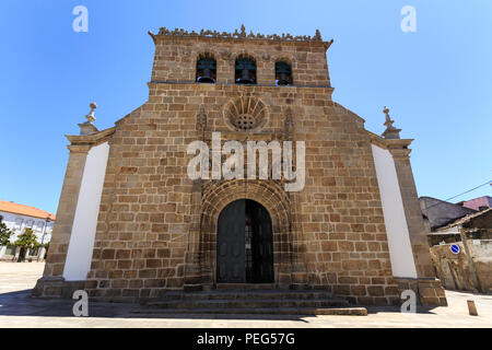 Facciata del XVI secolo in stile gotico chiesa manuelina con tre campane campanile, nel comune di Vila Nova de Foz Coa, Portogallo Foto Stock