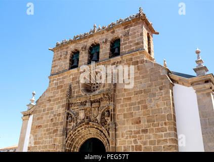 Facciata del XVI secolo in stile gotico chiesa manuelina con tre campane campanile, nel comune di Vila Nova de Foz Coa, Portogallo Foto Stock