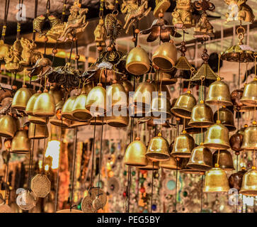 Di piccole dimensioni in stile tailandese campana nel tempio Foto Stock