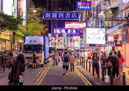 Hong Kong - Luglio 08, 2018: strada trafficata a Causeway Bay Foto Stock