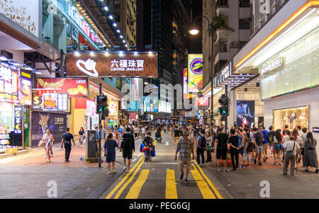 Hong Kong - Luglio 08, 2018: strada trafficata a Causeway Bay Foto Stock