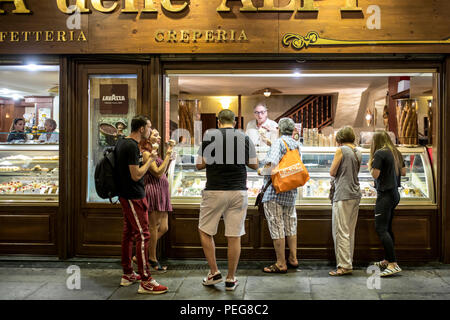 Torino, Italia - 10 agosto 2018: gruppo di persone ad acquistare e assaggiare i tradizionali gelato italiano a Torino, Italia. Foto Stock