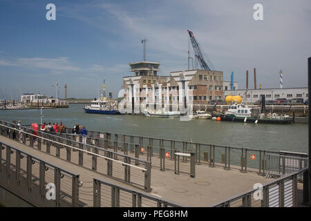 Pontone di grandi dimensioni con attesa dei passeggeri a Mercator marina con dock edifici di distanza Foto Stock