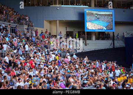 Persone il tifo per i giocatori di tennis in Australian Open, Melbourne Foto Stock