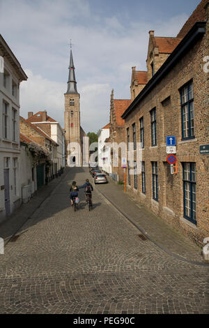 Strada di ciottoli che conducono a St Anne' chiesa con il corteggiamento giovane escursioni in bicicletta lungo di essa Foto Stock