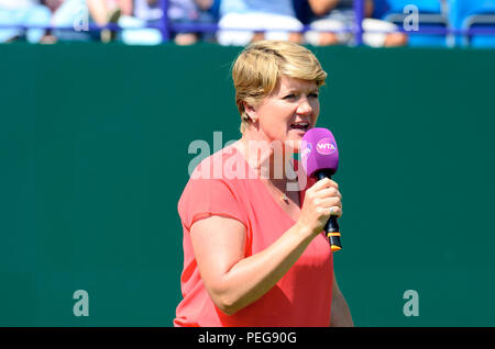 Clare Balding introducendo i giocatori alla fine del Ladies' finale della natura internazionale della valle a Eastbourne prima del colloquio per... Foto Stock