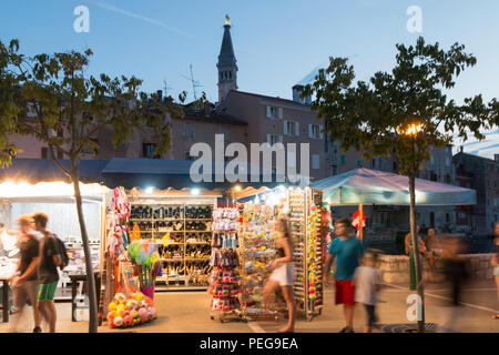 Rovigno Croazia - Luglio 24, 2018: vista del mercato notturno di Rovigno, Croazia. Foto Stock