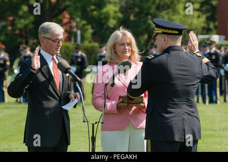 Il segretario dell'esercito John M. McHugh amministrò il giuramento al generale Mark A. Milley, 39° Capo di Stato maggiore dell'esercito, durante la cerimonia del cambio di responsabilità a Summerall Field, Fort Myer, Virginia, il 14 agosto 2015. Il generale Raymond T. Odierno, 38° capo di stato maggiore, rinunciò al comando. La cerimonia includeva onori militari formali, saluti e riconoscimento ufficiale della transizione della leadership all'interno dell'esercito degli Stati Uniti. Foto Stock