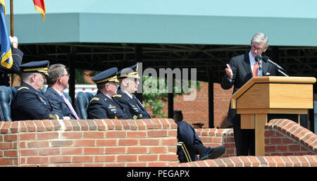 Segretario dell'esercito John McHugh risolve il pubblico durante un cambio di responsabilità cerimonia in onore della uscente Capo di Stato Maggiore dell Esercito gen. Raymond T. odierno e in arrivo e Capo di Stato Maggiore dell Esercito gen. Mark A. Milley a base comune Myer-Henderson Sala del campo Summeral in Arlington, Virginia, 14 agosto 2015. (U.S. Esercito foto di Eboni L. Everson-Myart/rilasciato) Foto Stock