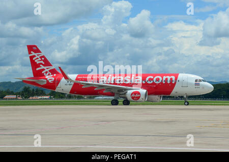 Chiang Mai, Thailandia - Giu 22, 2016. Un Airbus A320 aeroplano di AirAsia rullaggio sulla pista dell'Aeroporto di Chiang Mai (CNX). Foto Stock