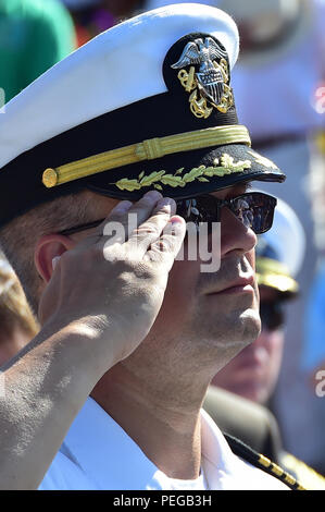 La città di New London celebra diventando un 'Coast Guard Città" con una cerimonia che si terrà a New London, Connecticut, 14 agosto 2015. Gli oratori della manifestazione comprendeva Vice Adm. Sandra Stosz, vice comandante per la missione di supporto al Coast Guard, Sen. Richard Blumenthal di Connecticut e il nuovo sindaco di Londra Daryl Giustino Finizio. New London è a casa la Coast Guard Academy, Stazione della Guardia Costiera New London, U.S. Coast Guard Centro di ricerca e sviluppo, il Marine Safety Lab, la International Ice Patrol e è il futuro in casa della Nazionale di Coast Guard Museum. (Coast Guard foto di Sottufficiali di terza classe L Foto Stock