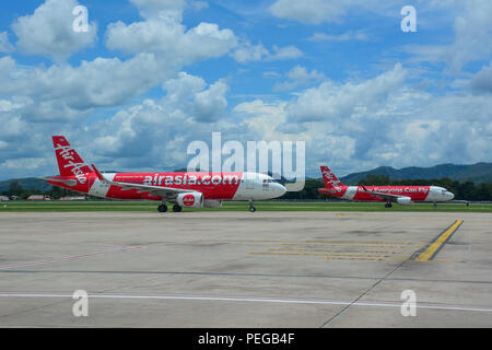 Chiang Mai, Thailandia - Giu 22, 2016. Airbus A320 aerei di AirAsia rullaggio sulla pista dell'Aeroporto di Chiang Mai (CNX). Foto Stock