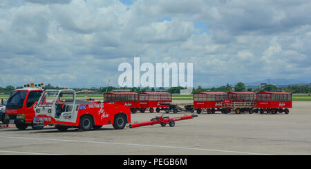 Chiang Mai, Thailandia - Giu 22, 2016. I veicoli che funzionano sulla pista dell'Aeroporto di Chiang Mai (CNX). Foto Stock