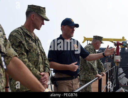 150814-N-AD372-120 BUSAN, Repubblica di Corea (14 agosto 2015) posteriori Adm. Bill Byrne, il comandante degli STATI UNITI Forze Navali, Corea, ha girato il mobile piattaforma di atterraggio USNS Montford Point (MLP 1) prima di oggi e ho visto di prima mano le funzionalità della nuova nave porta all'Indo-Asia-Regione del Pacifico. La nave è uno dei due MLPs che sarà parte della marina del "Sea Base" concetto che dovranno fornire la capacità di trasferire i veicoli e le attrezzature in mare migliorando il militare degli Stati Uniti è in grado di offrire attrezzature e il trasporto di merci da nave a terra quando le basi terrestri non esistono. (U.S. Foto di Marina di Massa Communic Foto Stock