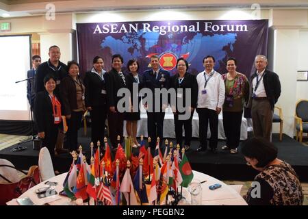 I dirigenti senior dalla delegazione delle Filippine presso il Forum regionale ASEAN Bio-Preparedness e di risposta ai disastri esercizio Table-Top Stand Workshop con il Mag. Gen. Michael Compton, capo dell'U.S. Delegazione e Air National Guard assistant per il comandante della Pacific Air Forces. L evento è stato co-presieduto dai rappresentanti delle Filippine e gli Stati Uniti con 26 paesi e l'Unione europea corrente di raffinazione Bio-Preparedness nazionali di emergenza e piani di risposta per la regione del Pacifico. (U.S. Pacifico Comando Foto di Tech. Sgt. Todd Kabalan) Foto Stock