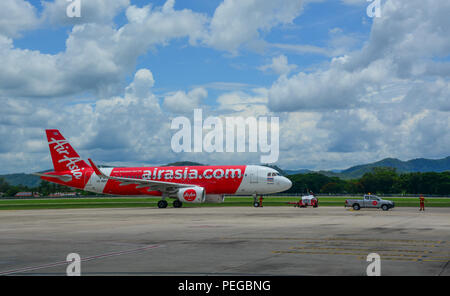 Chiang Mai, Thailandia - Giu 22, 2016. Un Airbus A320 aeroplano di AirAsia rullaggio sulla pista dell'Aeroporto di Chiang Mai (CNX). Foto Stock