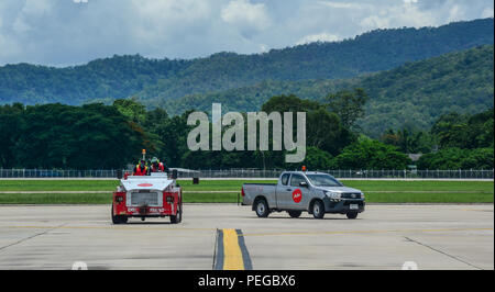 Chiang Mai, Thailandia - Giu 22, 2016. I veicoli che funzionano sulla pista dell'Aeroporto di Chiang Mai (CNX). Foto Stock