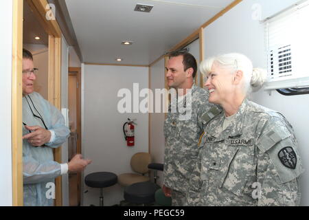 Brig. Gen. Maria Link, il vice comandante dell Esercito di riserva comando medici, parla ai soldati del medico 7233th Unità di supporto da Tuskegee, ala, durante un tour del West cintura nera disponibilità innovativo sito di formazione di Camden, Ala. La missione di RTI fornisce di personale medico, dentistico e visione di servizi gratuiti per i residenti della cintura nera regione del south central Alabama. (U.S. Esercito foto di Spc. Christopher A. Hernandez/rilasciato) Foto Stock