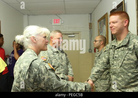 Brig. Gen. Maria Link, il vice comandante dell Esercito di riserva comando medica, si incontra con i soldati del 7233rd Medical Unità di supporto da Tuskegee, ala, durante un tour del West cintura nera disponibilità innovativo sito di formazione di Camden, Ala.. Due ulteriori siti medici sono impostate in Selma e Demopolis, Ala, offrendo servizi medici, dentistici e servizi di ottica per la comunità di nastro nero regione di south central Alabama durante le due settimane di durata. (U.S. Esercito foto di Spc. Christopher A. Hernandez/rilasciato) Foto Stock