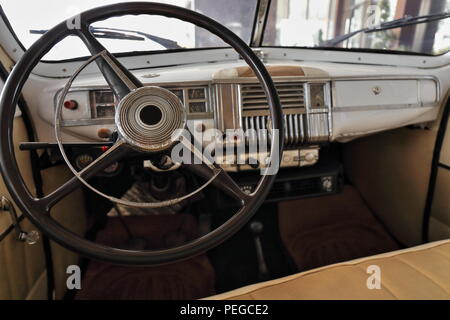 Cruscotto di automobile vista interna-avorio corpo dipinto di auto d'epoca degli anni quaranta del secolo scorso con grande a tre razze volante-semicircolare anello clacson doppio parabrezza Foto Stock