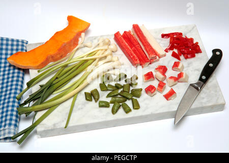 Riso integrale con il surimi e verdure. Passo dopo passo. Piatto preparato: BK6ebreo Foto Stock