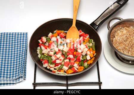 Riso integrale con il surimi e verdure. Passo dopo passo. Piatto preparato: BK6ebreo Foto Stock
