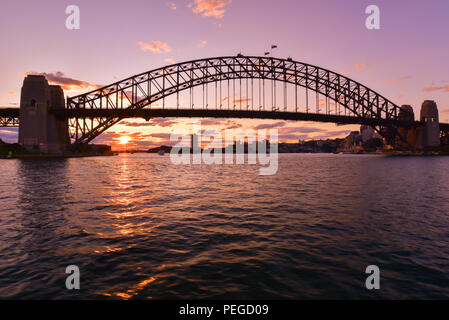 Silhouette del Ponte del Porto di Sydney al Tramonto Foto Stock