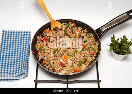 Riso integrale con il surimi e verdure. Passo dopo passo. Piatto preparato: BK6ebreo Foto Stock