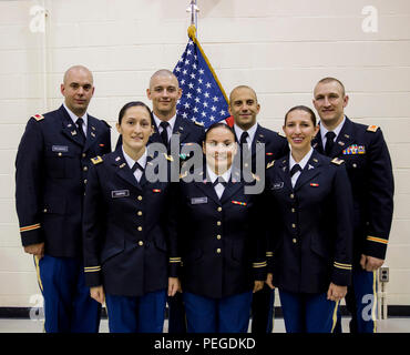 Le sette laureati presso la New York esercito nazionale ufficiale di guardia scuola del candidato di stare in piedi insieme dopo la messa in servizio come 2a LTS. su 15 Agosto 2015, a Camp Smith Sito di formazione, Cortlandt Manor, N.Y. Da sinistra a destra, bancata posteriore, 2a LTS. Kevin Richards, Mathew Edwards, Giuseppe Bologna, Giovanni Chewens; bancata anteriore sia Sarah Carpio, Paola Dossa e Alexandra Defina. (New York Army National Guard foto di Sgt. Harley Jelis/rilasciato) Foto Stock