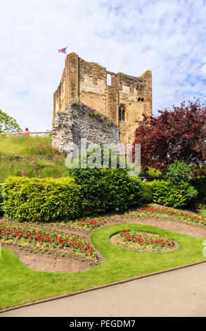Cassero / grande torre del Castello di Guildford rovine e parco con aiuole di fiori nel centro di Guildford, capoluogo di contea di Surrey, Inghilterra sudorientale, REGNO UNITO Foto Stock