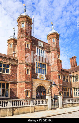 Abbot's Hospital, un punto di riferimento di mattoni rossi almshouse medievale palazzo storico in High Street, Guildford, capoluogo di contea di Surrey, Inghilterra sudorientale, REGNO UNITO Foto Stock