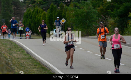 I corridori partecipano in forza 86squadrone di supporto annuali di Ramstein Mezza Maratona 15 agosto 2015, a Ramstein Air Base, Germania. Le 341 i partecipanti che hanno firmato per l'evento ran 13.1 miglia e ha ricevuto una T-shirt, cinch sacco e medaglia di partecipazione. (U.S. Air Force foto/Airman 1. Classe Tryphena Mayhugh) Foto Stock