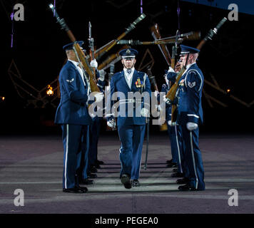 La United States Air Force Guardia d'Onore Drill Team di eseguire per migliaia durante il Royal Edinburgh Tattoo militare sulla spianata del castello di Edimburgo a Edimburgo, Scozia, il 6 agosto 2015. 66 produzione del tatuaggio accoglie più di 220.000 spettatori da tutto il mondo per più di tre settimane. La manifestazione include 17 agisce per 25 spettacoli e accoglie più di 1.390 artisti provenienti da Stati Uniti, Europa, Asia, Australia e Canada. La mostra caratteristiche Bollywood danzatori provenienti da India, la banda militare dell Esercito di Liberazione del Popolo della Cina il Top Secret Drum Corps da Switze Foto Stock