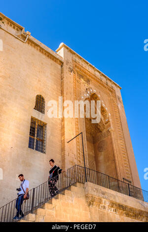 Persone non identificate visita Zinciriye Madrassa ,un popolare punto di riferimento di Mardin,Turchia.17 Giugno 2018 Foto Stock