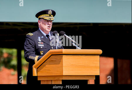 Il generale Mark A. Milley si rivolge ai partecipanti dopo il suo giuramento come 39th U.S. Army Chief of staff durante una cerimonia di ritiro e cambio di responsabilità a Summerall Field, Fort Myer, Joint base Myer-Henderson Hall. L'evento segnò il ritiro del generale Raymond T. Odierno e includeva la partecipazione della leadership dell'esercito, della Vecchia Guardia e delle accademie militari, riflettendo le tradizioni di leadership, cerimonia e continuità istituzionale all'interno dell'esercito statunitense. Foto Stock