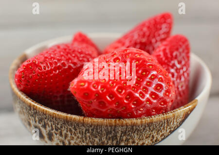 Una piccola ciotola di fragole, lascia rimosso. Foto Stock