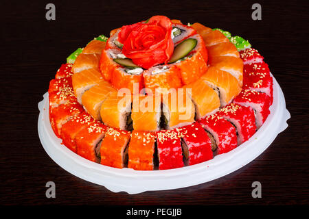 Rotolo di Philadelphia torta con salmone, granchi e anguilla Foto Stock