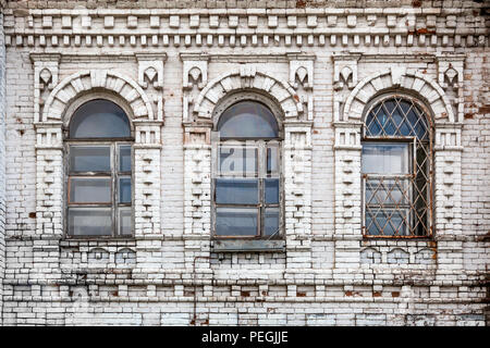 Close-up di un albero vecchio windows nella vecchia casa di un palazzo di vecchi mattoni bianchi Foto Stock