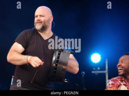 L AFRO CELT SOUND SYSTEM DI ESEGUIRE A Fairport Cropredy della convenzione, Inghilterra, Regno Unito. Agosto 11, 2018 Foto Stock