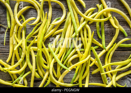 Fagiolo di giallo, ortaggi freschi sul mercato contadino, appena raccolto fagioli, piatto sullo sfondo dei laici Foto Stock