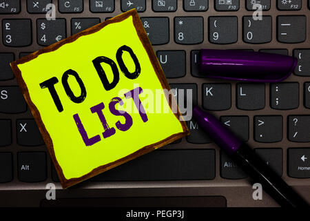 Testo della scrittura Lista da fare. Concetto significato una struttura che normalmente realizzati in carta contining compito della vostra carta gialla tastiera communica ispirazione Foto Stock