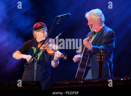 RIC Sanders e Simon Nicol della Fairport Convention che si esibiscono alla Cropredy Convention di Fairport, Inghilterra, Regno Unito. 11 agosto 2018 Foto Stock