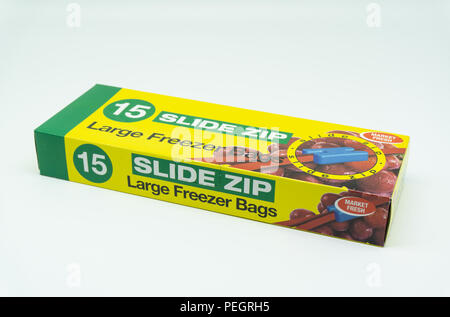 Largs, Scozia - Agosto 14, 2018: Market Fresh i sacchetti da congelatore riciclabile in scatola di cartone in linea con gli attuali orientamenti del Regno Unito. Foto Stock