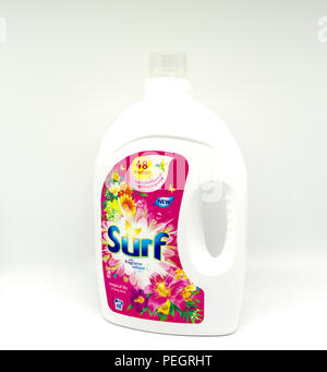 Largs, Scozia - Agosto 14, 2018: Surf lavatrice liquido nel materiale plastico riciclabile e contenitore Foto Stock