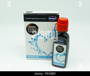 Largs, Scozia - Agosto 14, 2018: Durgol caffè filtro della macchina per il caffè Dolce-Gusto macchina riciclabile in bottiglia di plastica e cartone ex Foto Stock