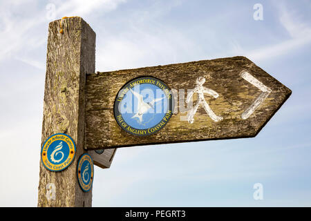 Nel Regno Unito, in Galles, Anglesey, TREARDDUR BAY, Isola di Anglesey sentiero costiero segnaletica Foto Stock