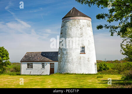 Nel Regno Unito, in Galles, Anglesey, Llanfechell, vecchio mulino a vento ridondante convertito in casa Foto Stock