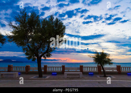 La piazza Bovio, Piombino, Italia, al tramonto Foto Stock