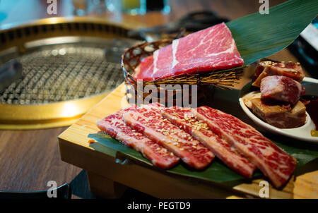 Giapponese Yakiniku barbecue con carne di manzo crudo piatto di carne sul lato Foto Stock