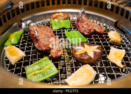 Giapponese Yakiniku barbecue con carne e verdure per la cottura Foto Stock